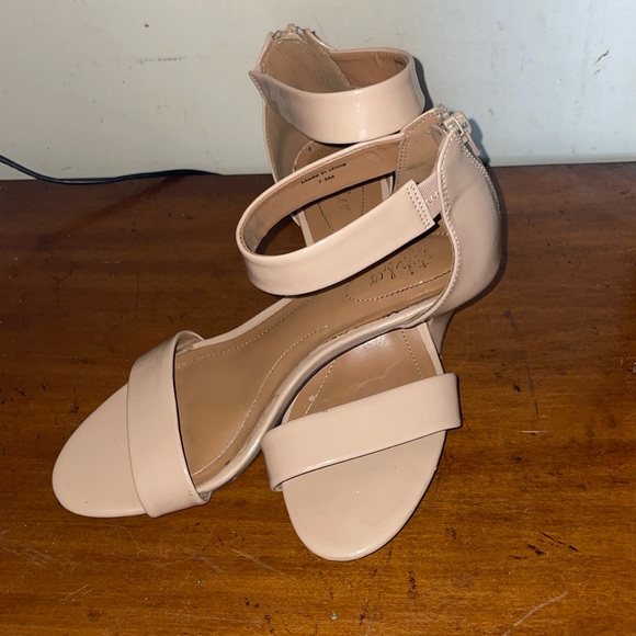 Nude Heels size 7.5 - Picture 1 of 4